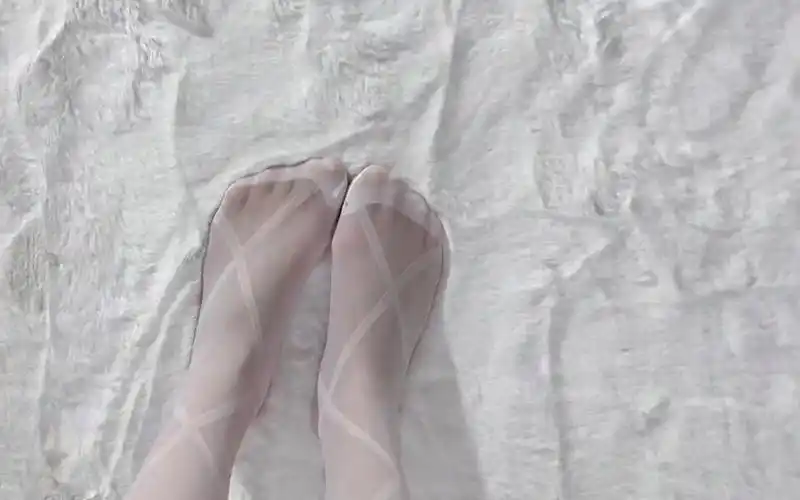 听说穿丝袜的脚最酸,是真的吗