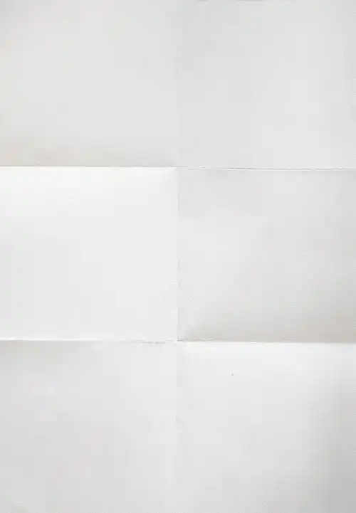 白色方形折痕纸张