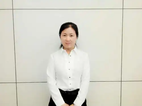 请帮我把照片底色换成红色,并制作4寸照片,谢谢,悬赏分数可能不高,急