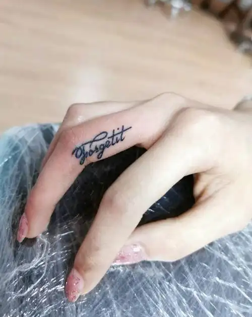 手指英文纹身图片_手部花体字纹身图案