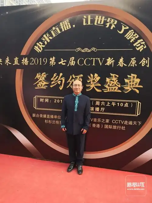 李明均与颁奖晚会配舞演员合影留念