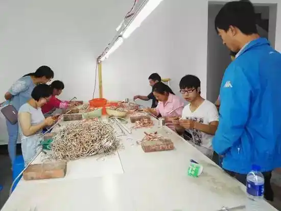 员工在新厂进行饰品加工工作.(人民网记者 夏晓伦摄)