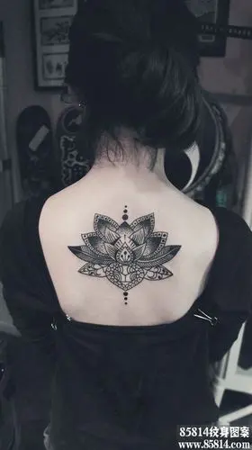 美女后背梵花图腾时尚纹身图案