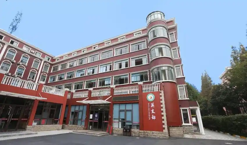 上海市民办燎原双语高级中学成立于1997年,并于2011年成立高中国际