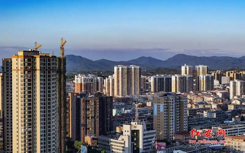 东邻麻城,西接黄陂,大悟,县城距省会武汉100公里,距黄冈市黄州城区125