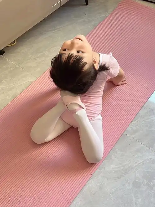 三岁女宝舞蹈日常