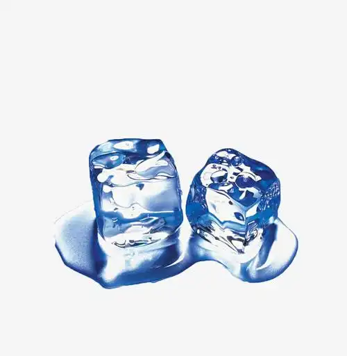 蓝色融化的冰块水滩