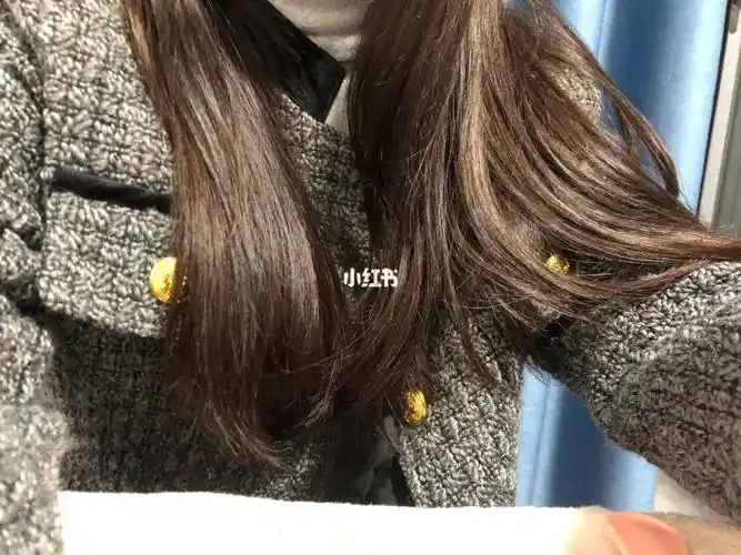 感觉不是黑色的呀,掉色了,三四天洗一次头都掉这么快的颜色,可能是