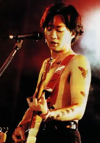 1993年,黄家驹从舞台摔落,去世前撒了一个谎,骗了歌迷整整28年