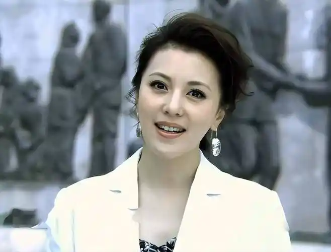 主持人梦桐:与富商结婚19年零绯闻,今48岁风韵犹存