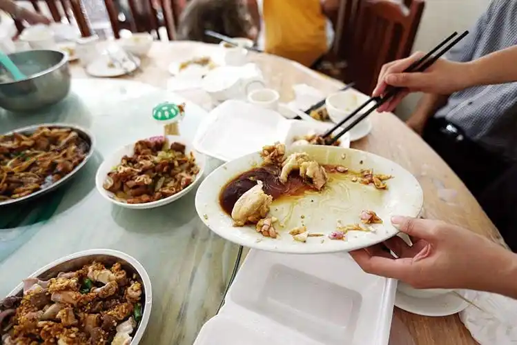 广东惠州:市民剩菜"打包"蔚然成风 餐桌文明成时尚