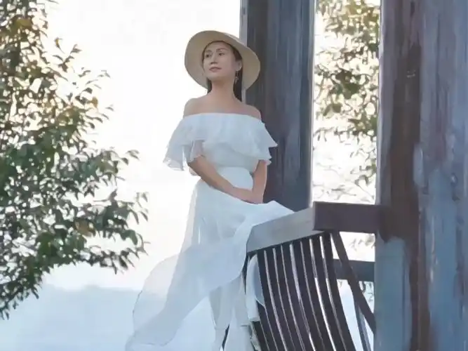 人像摄影:凉亭里的长发美女写真