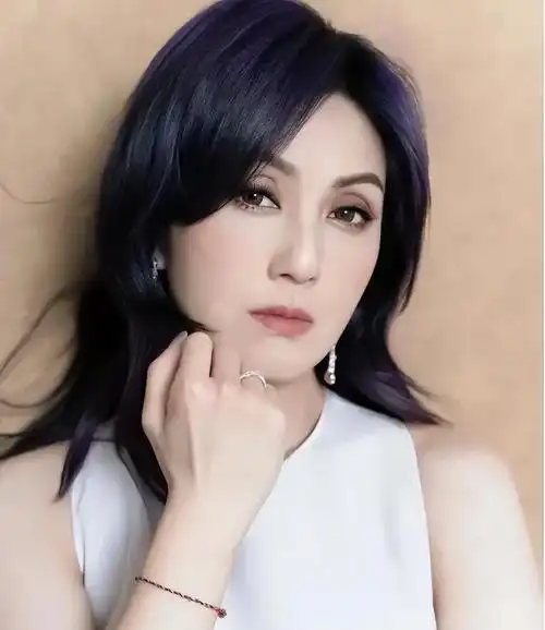 香港天后郑秀文与杨千嬅,拥有相似的外形,却拥有不一样的人生!