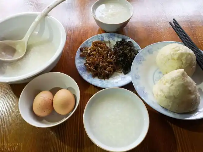 小院的早餐很有特色,当地特有的草头咸菜配窝头稀饭,就像是给运动员