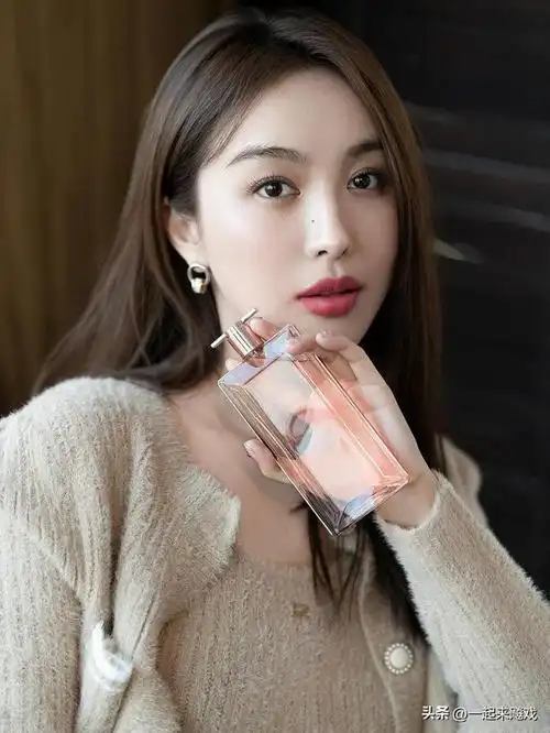 李菲儿的身材比例堪称尤物,性感女神