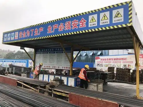 测温并登记,再戴上刚喷洒了消毒酒精的安全帽后方可进入工地