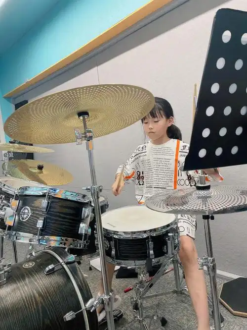 酷酷的,而且也随时可以带着表演,但是她体验了一下架子鼓非要学,没