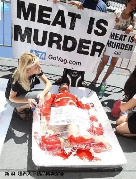 太吓人了血腥人肉街头艺术行为也太刺激了点吧