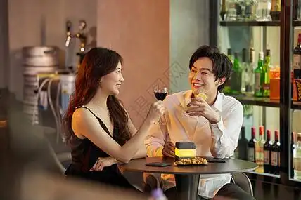 酒吧聊天青年男女酒吧约会碰杯背景