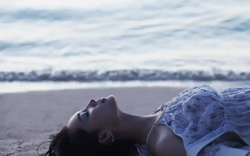 李沁海边仙气唯美高清桌面壁纸