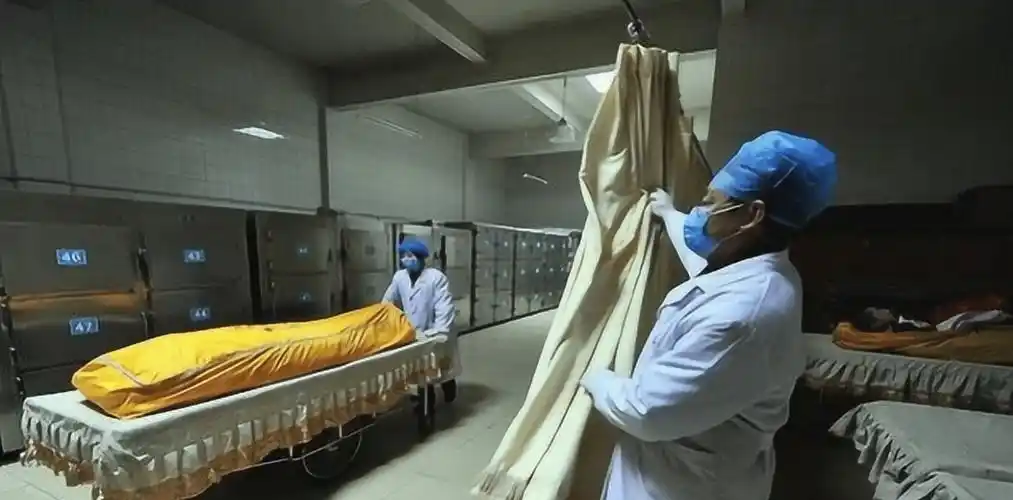 火葬场门口挂一对联,上联:早来晚来早晚都来,下联让人很不舒服