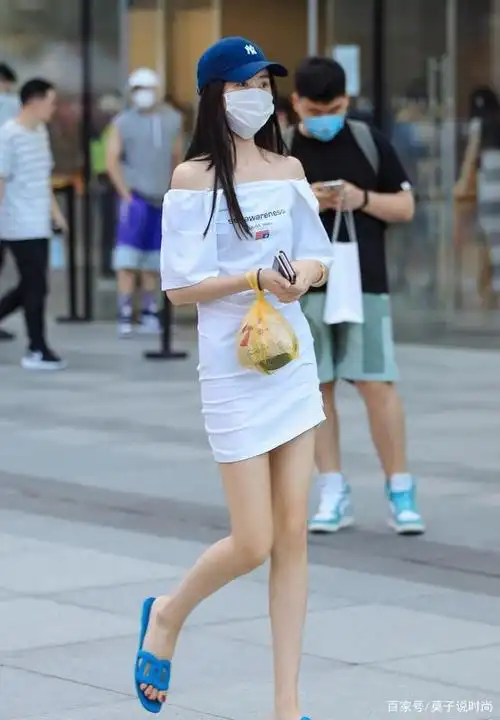 夏季穿拖鞋逛街的美女轻松舒适凉爽效果好展现不同的美丽