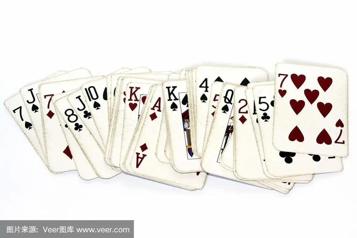 摊开在白色背景上的一副扑克牌