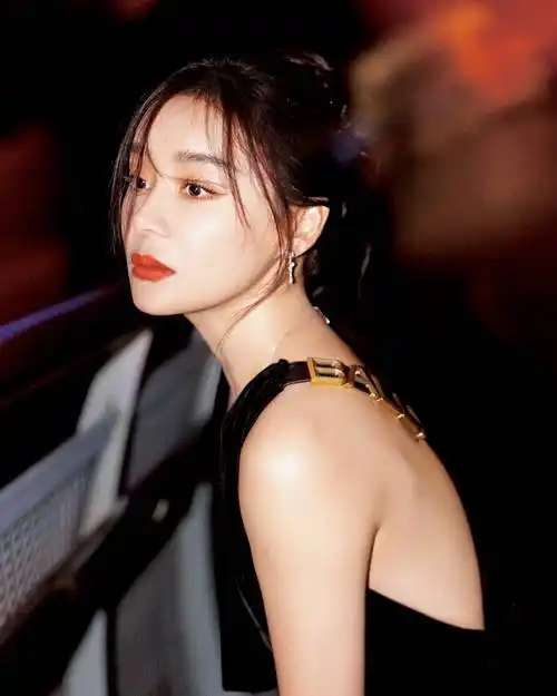 演员袁姗姗演绎bally 2023 秋冬女士系列_姿态_身形_连衣裙