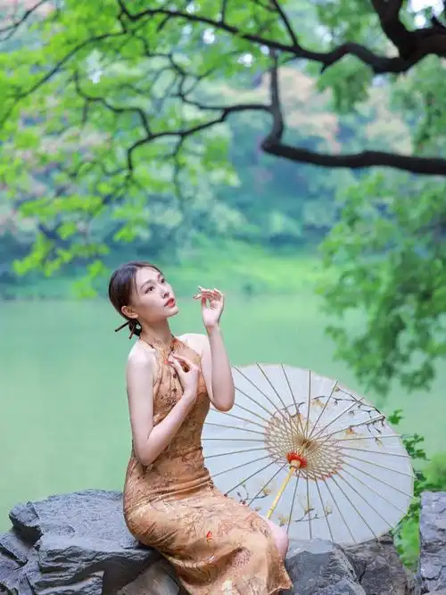 绿意盎然的树叶和湖水相辉映,宁静又美好.