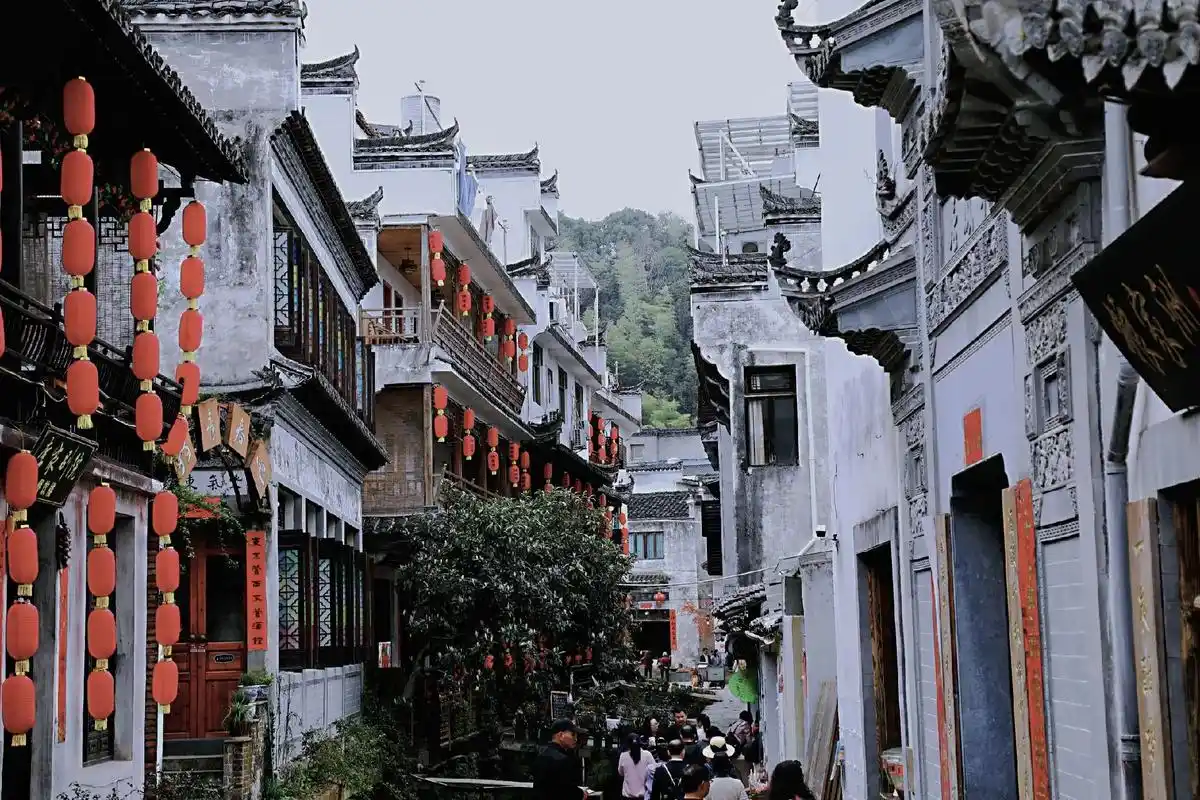 江西婺源的古镇很多,比如黄岭,李坑,江岭等,我们 - 抖音