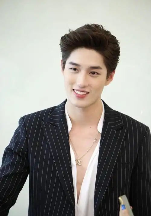 新晋时尚宠儿,泰星tor手持ysl和gucci代言,会拼尽全力保护女友