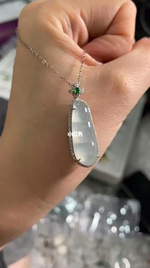 18k金镶翡翠雪花棉福豆吊坠