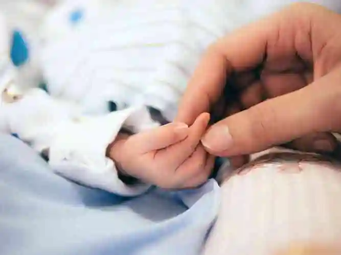 刚出生不久的婴儿在睡觉时能露着胳膊吗会不会有影响