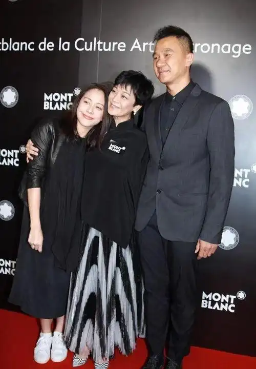 林嘉欣夫妇罕见合体她温婉打扮站姿乖巧老公努力憋笑像爸爸