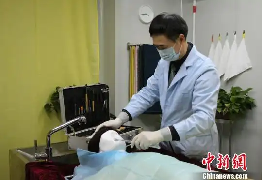 图为殡仪馆的遗体整容师用人体模型演示为逝者做面部清洁. 赵晓 摄