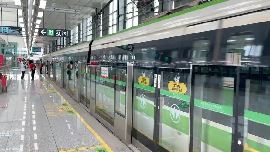 贵阳地铁1号线列车小孟工业园终点站换向实拍