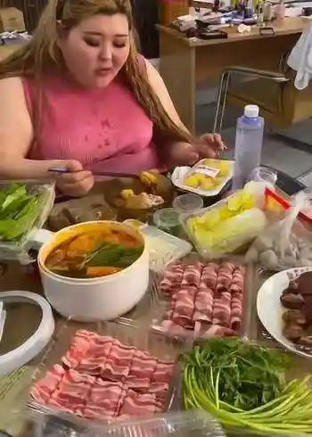 两百斤的胖妞,大口吃美食