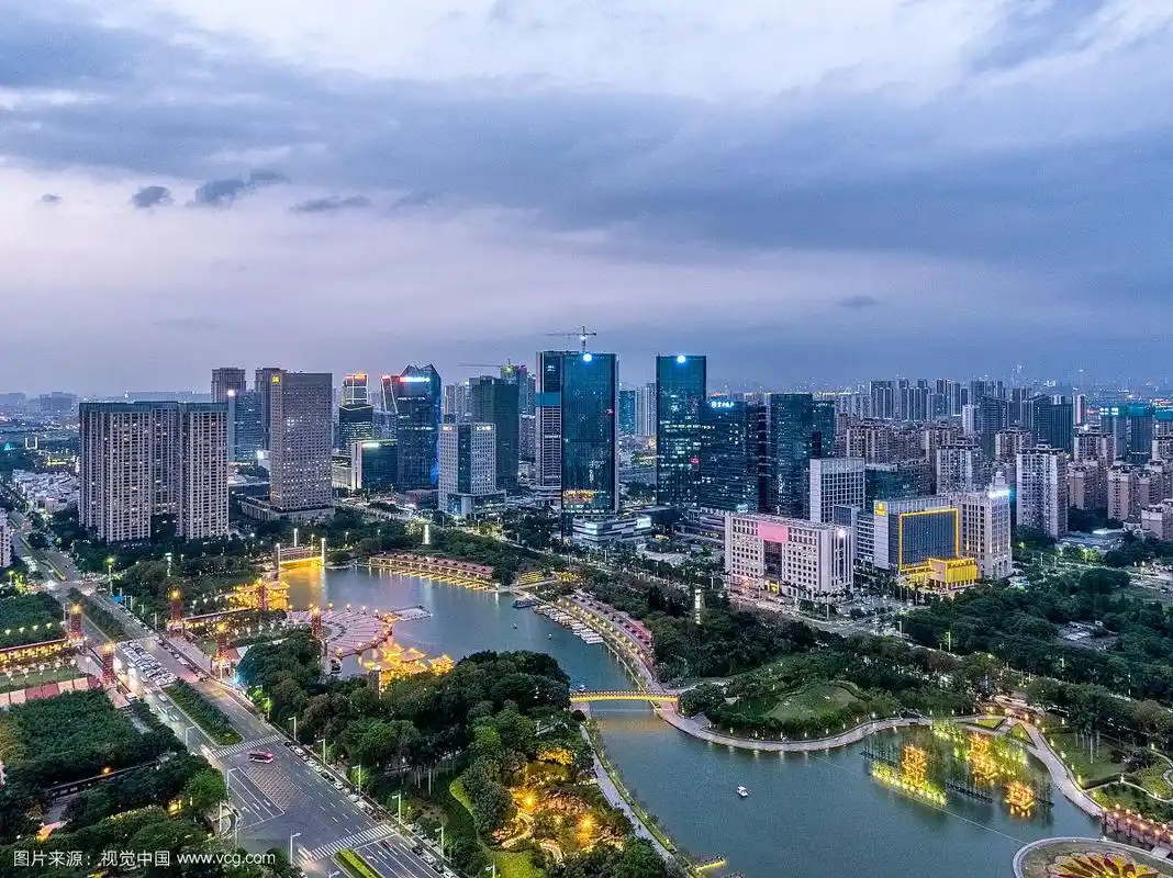 航拍视角下的佛山城市天际线