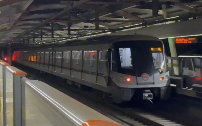 上海地铁11号线奶咖1127下行进入 离开上海赛车场站