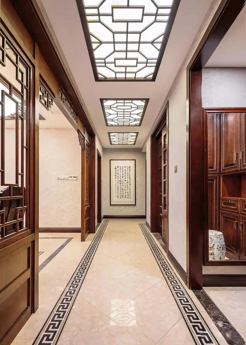 入户走廊的左侧是公领域空间,中式木质垭口与顶面造型风格呼应.