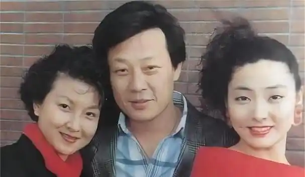 娶两个老婆住一个家,69岁依旧四处奔波的寇世勋,真的快乐吗