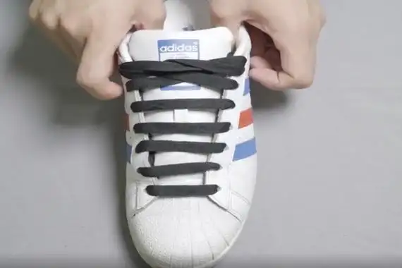 系鞋带不露绳结的方法图解