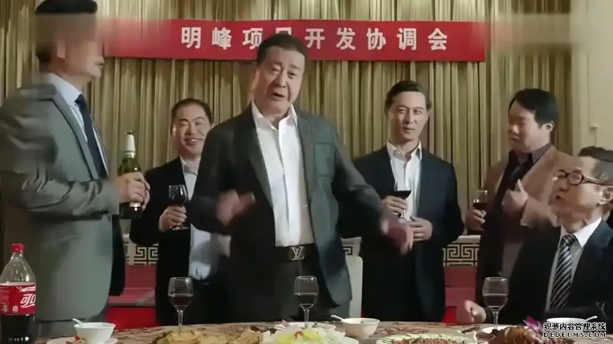 钱柜娱乐qg169_人民名义:丁义珍一出场,最抢镜的竟是他的皮腰带,这得