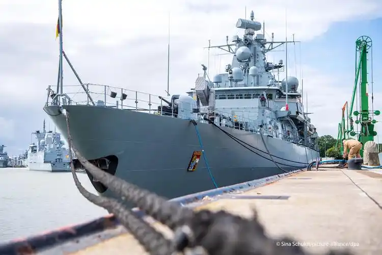 分别由布罗姆-福斯等4家不同船厂建造,另3艘舰分别是"勃兰登堡"(f215)