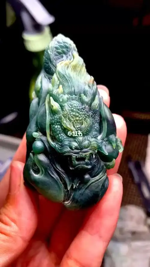 精雕细刻翡翠龙头
