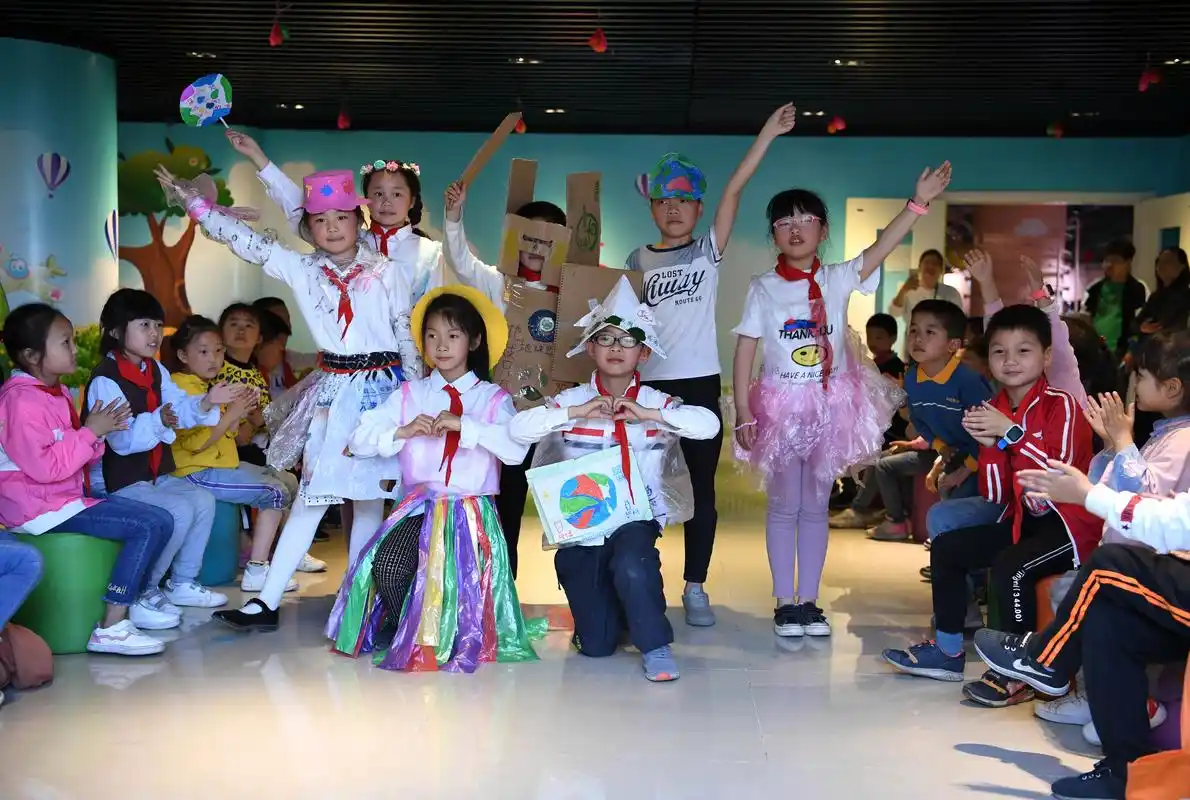 优质回答 新华社照片,合肥,2019年4月19日 环保时装秀 迎接"世界地球