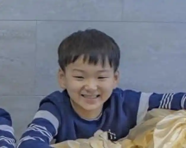 宋家三胞胎九岁生日照,民国颜值依旧没变,万岁反而胖了不少