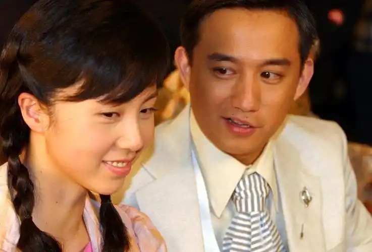 在刚开学不过短短两个月的时间后,黄磊就迫不及待地向孙莉表白了.