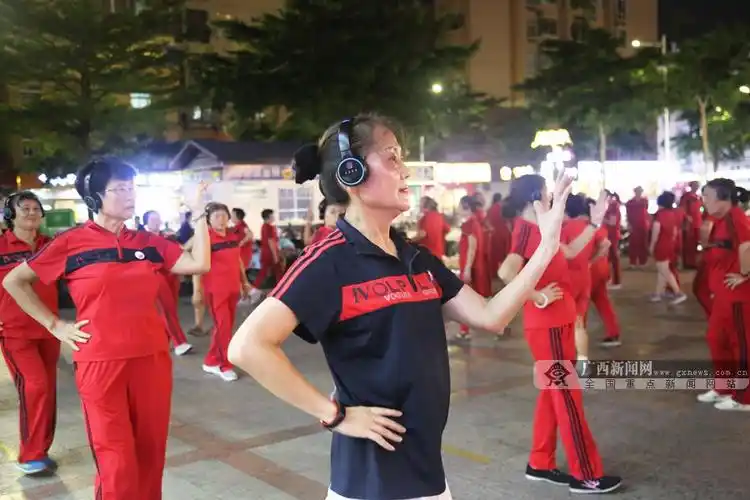 高清:南宁近百名大爷大妈戴耳机跳"静音"广场舞 (10/10)