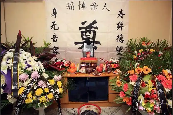 求哪位大神把我照片黑白后p在灵堂上和花圈上如果还能p在坟墓碑上更好